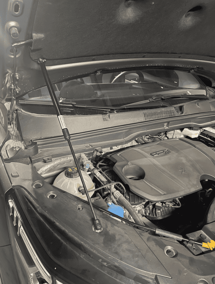 Xevaban.com ở 214 Giải Phóng là đơn vị chuyên cung cấp phụ kiện oto, đồ chơi oto, phụ kiện geely coolray, đồ chơi geely coolray, xevaban, 214 giải phóng, ty thuỷ lực nắp capo geely coolray, thanh ty nắp capo geely coolray.